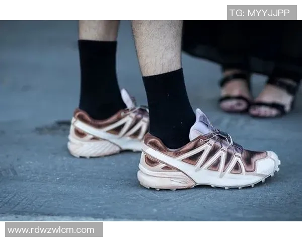 聚焦足球星鞋探索速度力量与荣耀背后的秘密