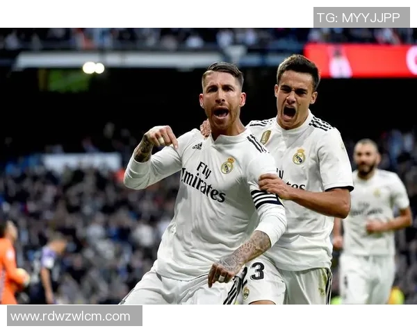 荷兰足球球星炫酷辫子展现独特个性与绿茵场上的风采